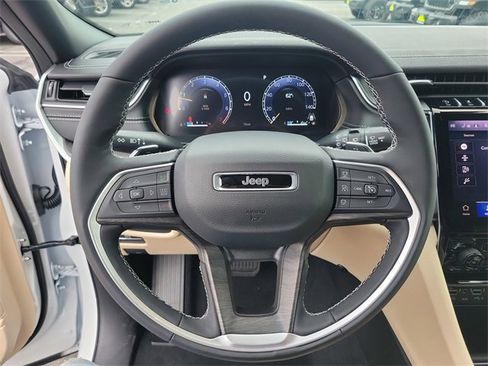 New 2025 Jeep Grand Cherokee Limited image 22