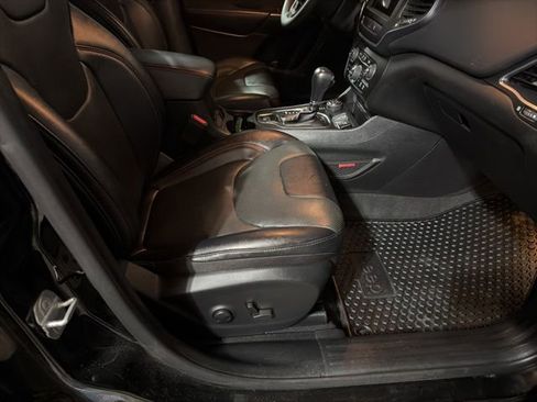 Used 2022 Jeep Cherokee Trailhawk w/ Premium Leather Package image 16