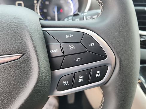 Used 2024 Chrysler Pacifica Touring-L FWD image 14