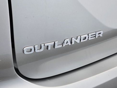 Used 2025 Mitsubishi Outlander ES image 13
