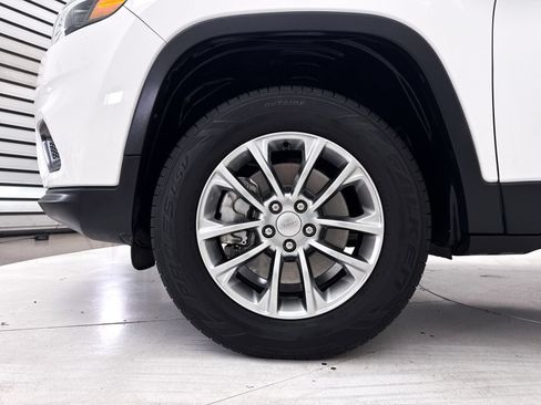 Used 2019 Jeep Cherokee Latitude Plus w/ Comfort/Convenience Group AWD/4WD image 15