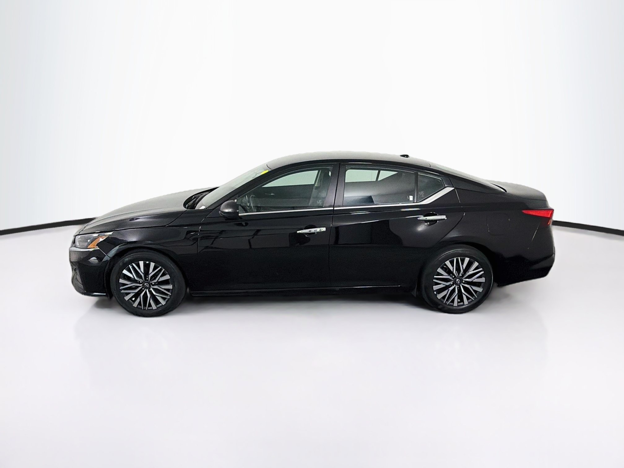 Used 2025 Nissan Altima 2.5 SV FWD image 4