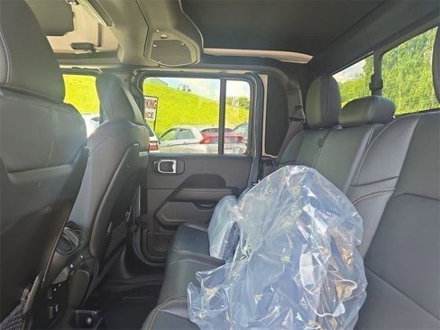 New 2025 Jeep Gladiator Sport w/ Premium Package image 24