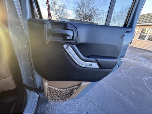 Used 2015 Jeep Wrangler Unlimited Sahara image 39