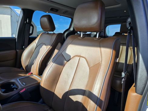 Used 2017 Chrysler Pacifica Limited image 23