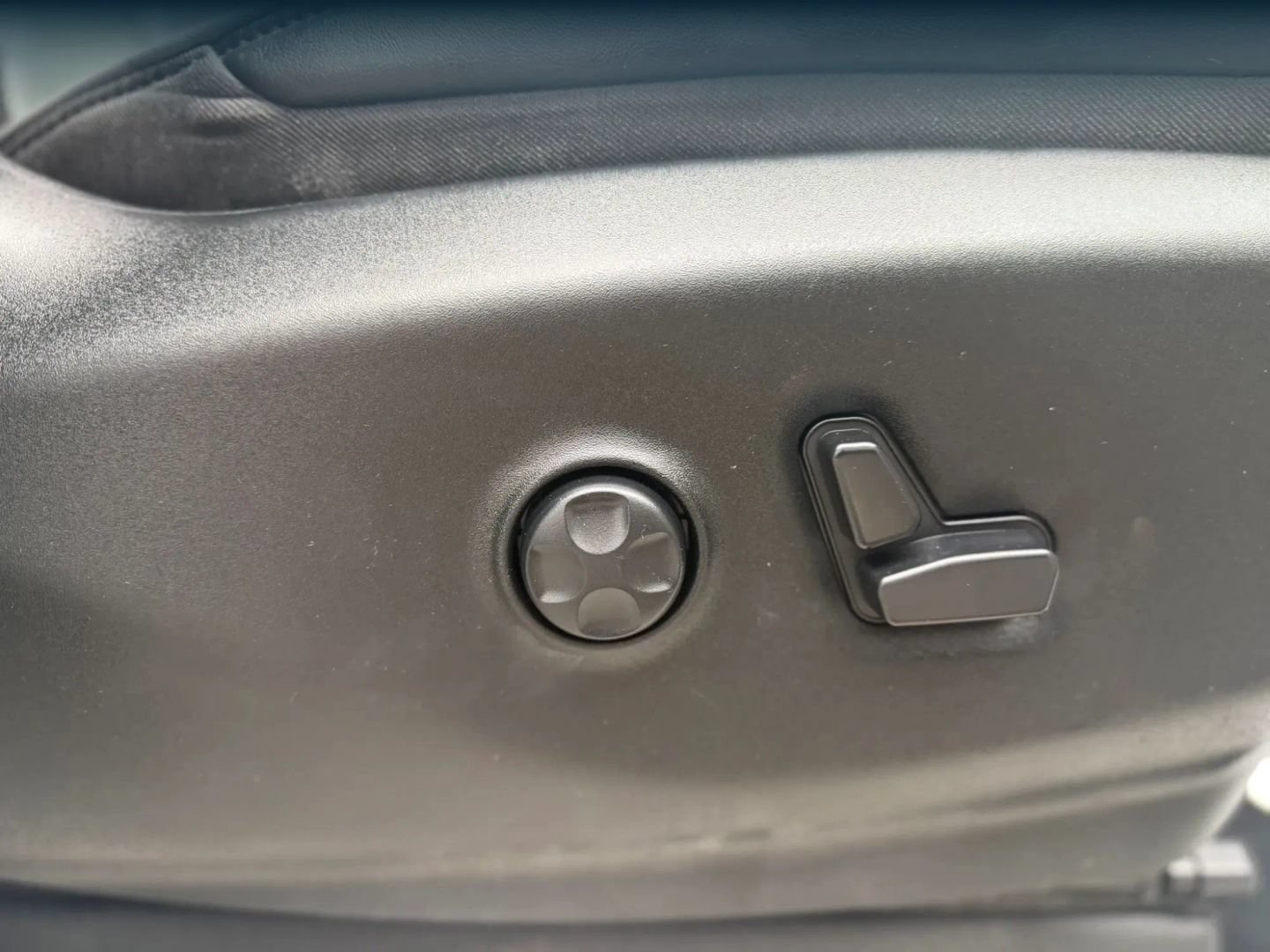 Used 2019 Chrysler Pacifica Limited w/ Tire & Wheel Group FWD image 21