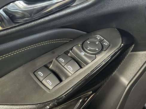 Used 2024 Chevrolet Trax LT w/ Sunroof Package image 13