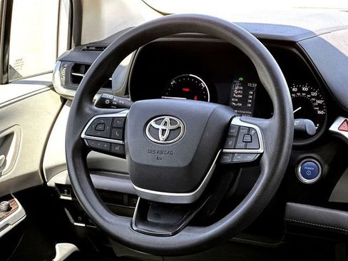 Used 2021 Toyota Sienna LE FWD image 30