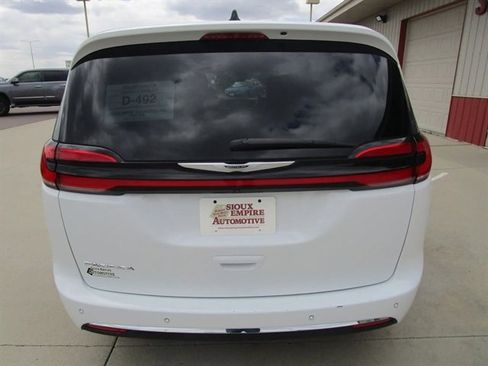 Used 2023 Chrysler Pacifica Touring-L FWD image 8