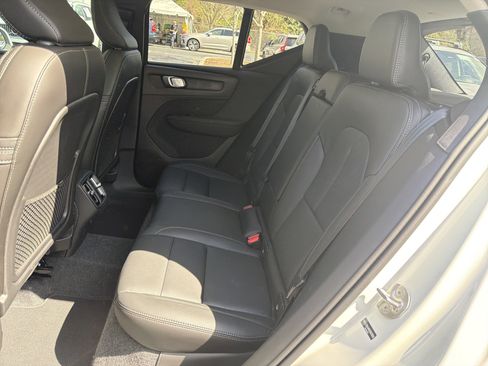 Certified 2025 Volvo XC40 B5 Core image 32