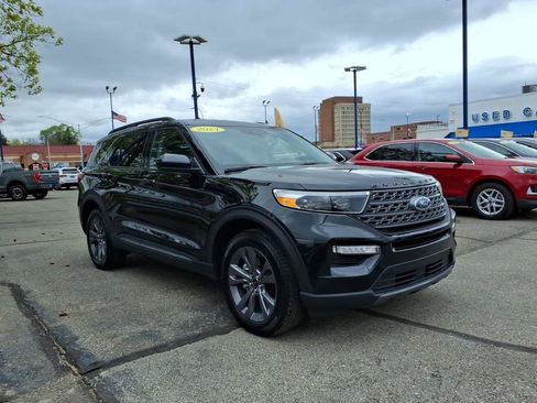 Certified 2024 Ford Explorer XLT w/ Equipment Group 202A AWD/4WD image 4