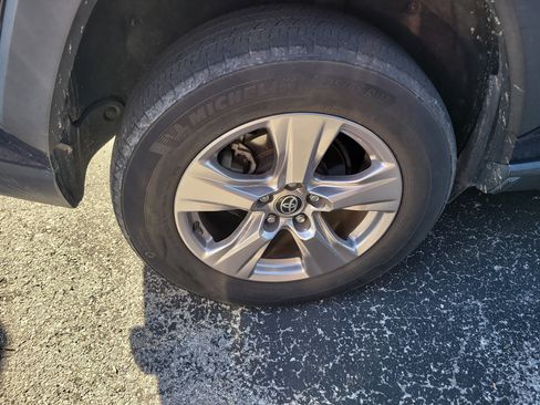 Used 2022 Toyota RAV4 XLE w/ Convenience Package image 8