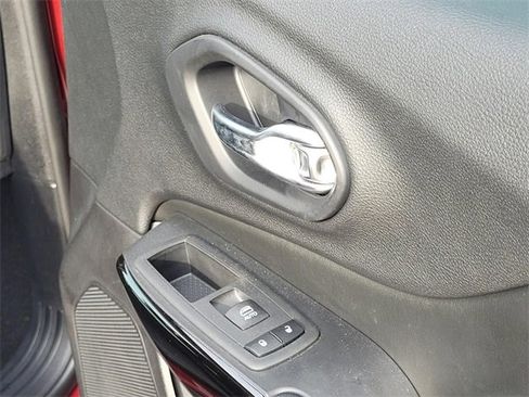 Used 2019 Jeep Cherokee Latitude Plus image 11