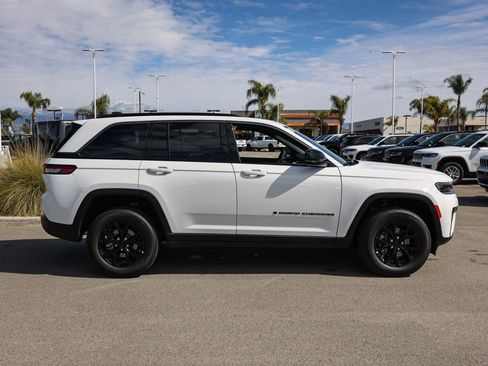 Used 2026 Jeep Grand Cherokee Altitude RWD image 2
