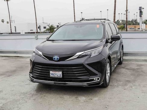 Used 2024 Toyota Sienna XLE w/ XLE Plus Package FWD image 4