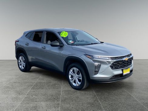 Used 2025 Chevrolet Trax LS FWD image 7