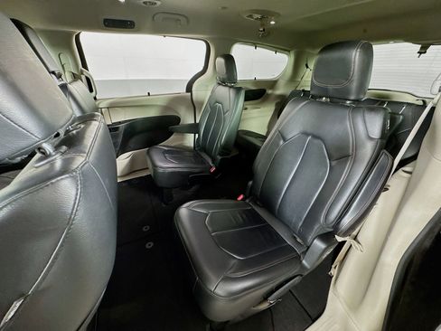 Used 2017 Chrysler Pacifica Touring-L FWD image 17