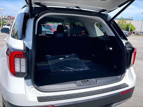Used 2025 Ford Explorer Active w/ Active Comfort Package RWD image 32