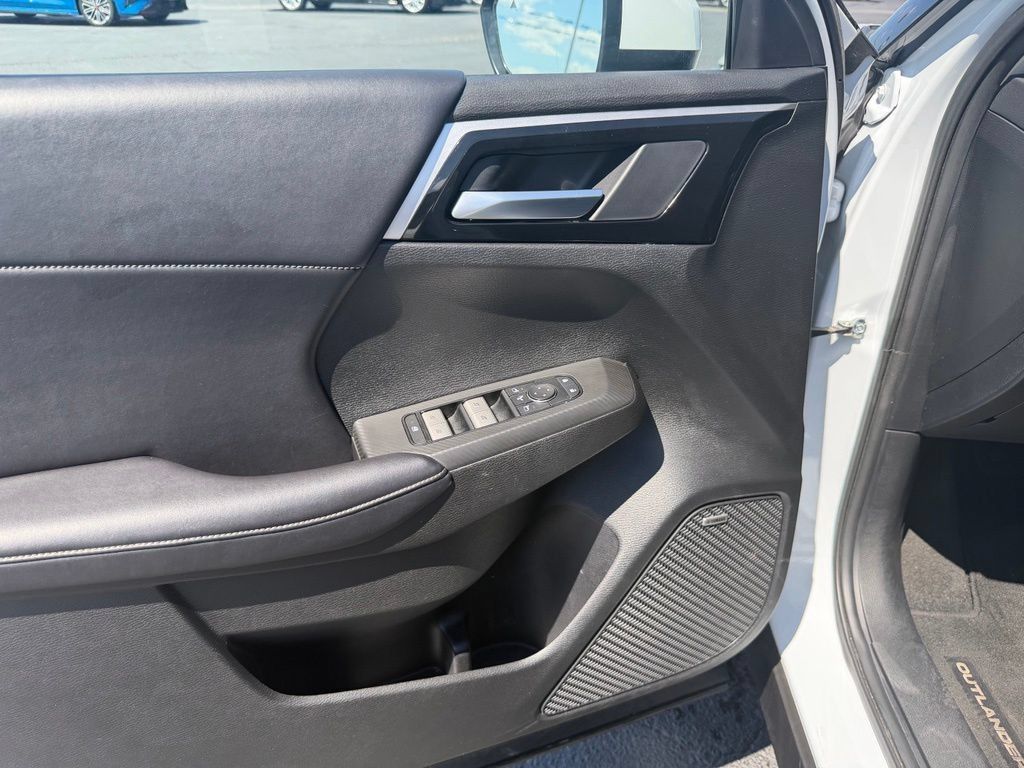 Used 2025 Mitsubishi Outlander SE AWD/4WD image 8