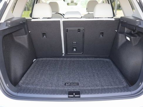 Certified 2025 Volkswagen Taos SE image 16