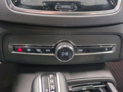 Used 2021 Volvo XC90 T5 Momentum w/ Climate Package image 27