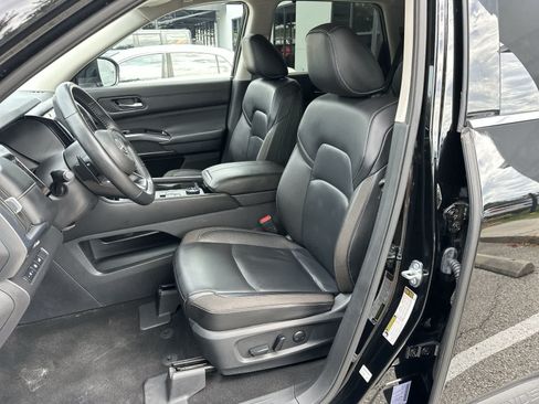 Used 2025 Nissan Pathfinder SL AWD/4WD image 3
