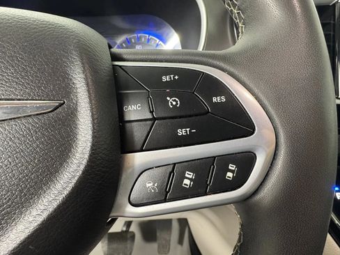 Used 2022 Chrysler Pacifica Touring-L FWD image 16