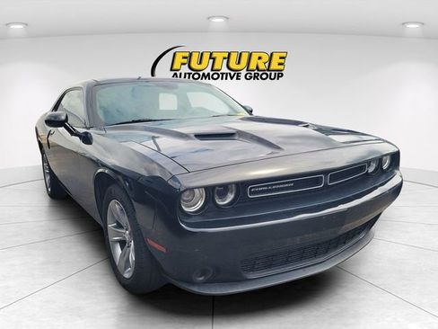 Used 2016 Dodge Challenger SXT RWD image 1