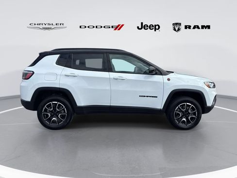 Used 2025 Jeep Compass Trailhawk AWD/4WD image 2