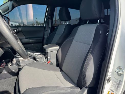 Used 2022 Toyota Tacoma TRD Sport w/ Technology Package image 5