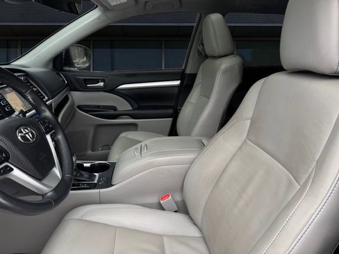 Used 2019 Toyota Highlander XLE image 2
