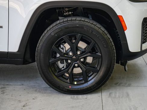 New 2026 Jeep Grand Cherokee Altitude image 11