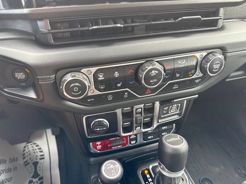 Used 2024 Jeep Gladiator Rubicon w/ Technology Group AWD/4WD image 31