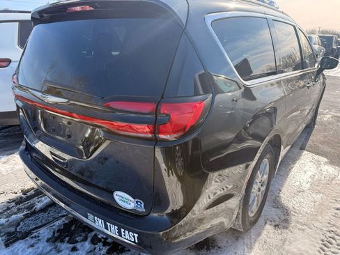 Used 2022 Chrysler Pacifica Touring-L image 6