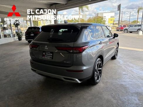Used 2023 Mitsubishi Outlander SE AWD/4WD image 3