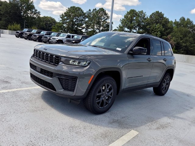 New 2027 Jeep Grand Cherokee Altitude RWD image 3