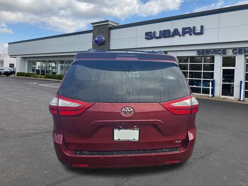Used 2017 Toyota Sienna XLE w/ XLE Navigation Package FWD image 4