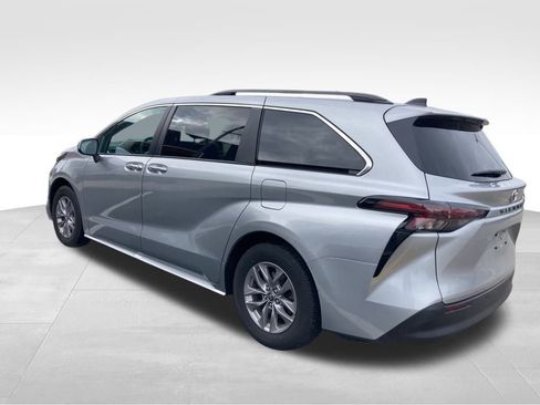 Used 2024 Toyota Sienna XLE image 3