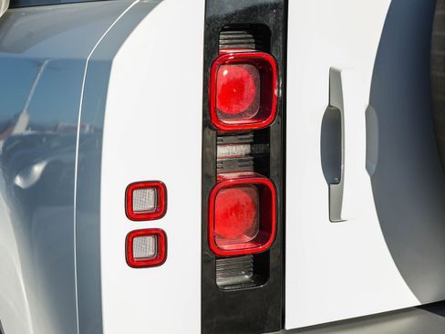 Used 2023 Land Rover Defender 110 S image 10