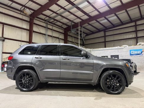 Used 2018 Jeep Grand Cherokee Altitude AWD/4WD image 4