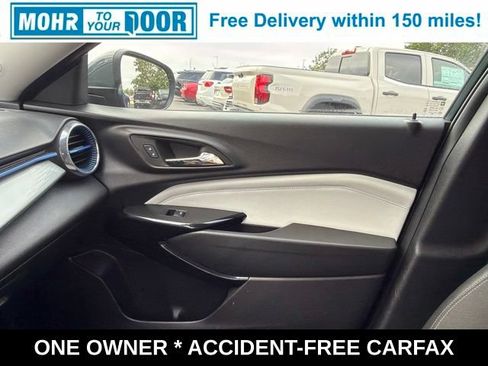 Used 2025 Chevrolet Trax LT FWD image 27