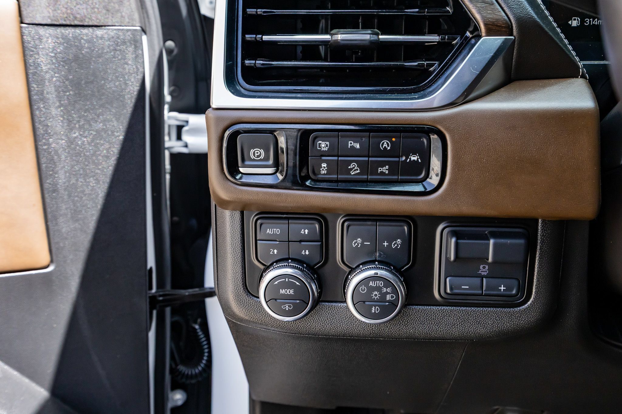 Used 2025 GMC Yukon Denali Ultimate AWD/4WD image 22