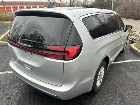 Used 2024 Chrysler Pacifica Touring-L image 27