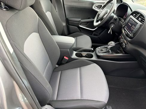 Used 2025 Kia Soul LX w/ LX Technology Package FWD image 13