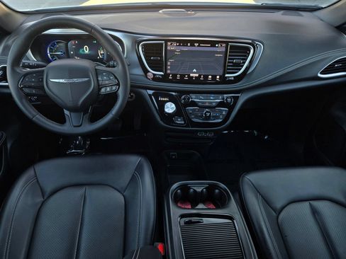 Used 2024 Chrysler Pacifica Limited FWD image 13