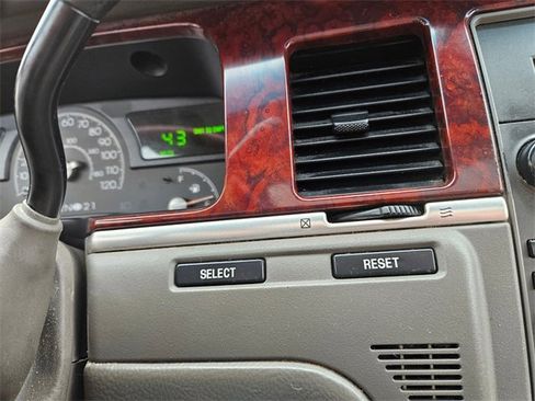 Used 2005 Lincoln Town Car Signature Limited image 23