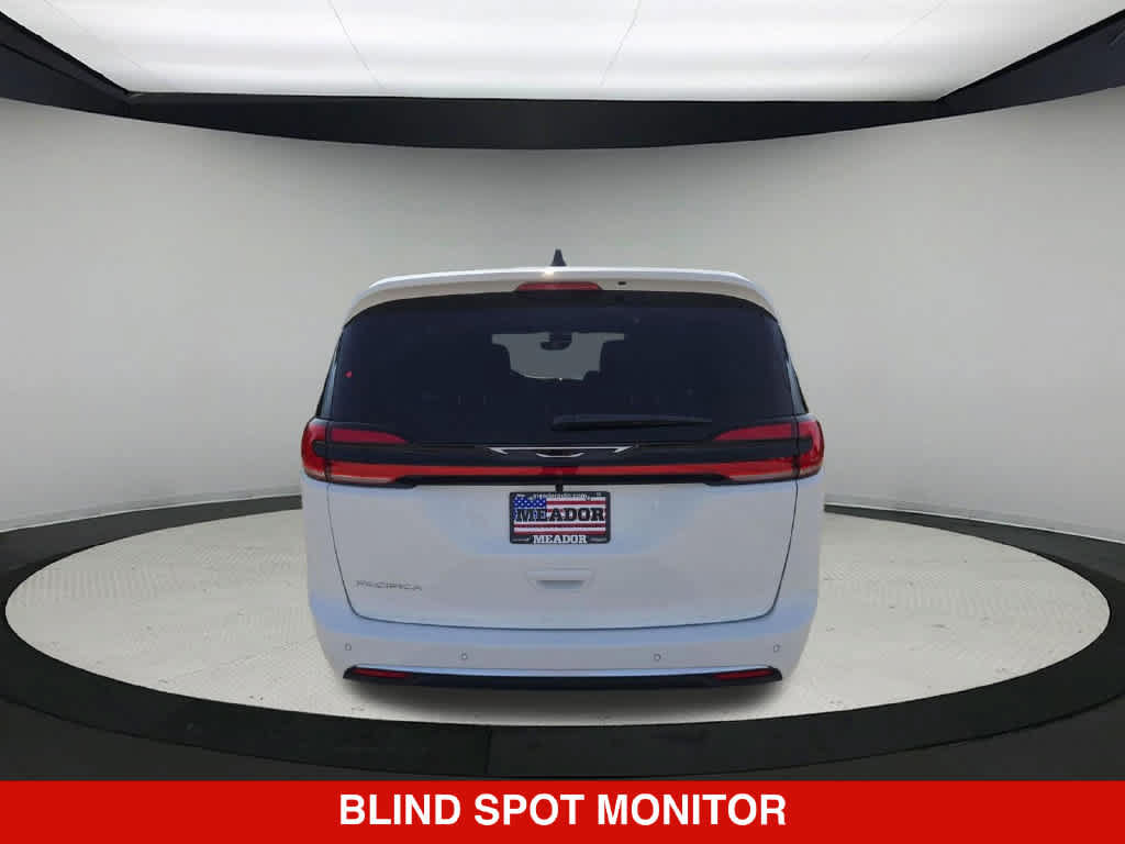 New 2027 Chrysler Pacifica Select FWD image 6