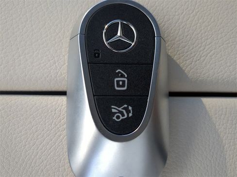 Used 2024 Mercedes-Benz GLC 300 4MATIC image 30
