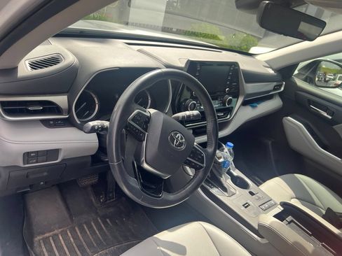 Certified 2020 Toyota Highlander XLE FWD image 10