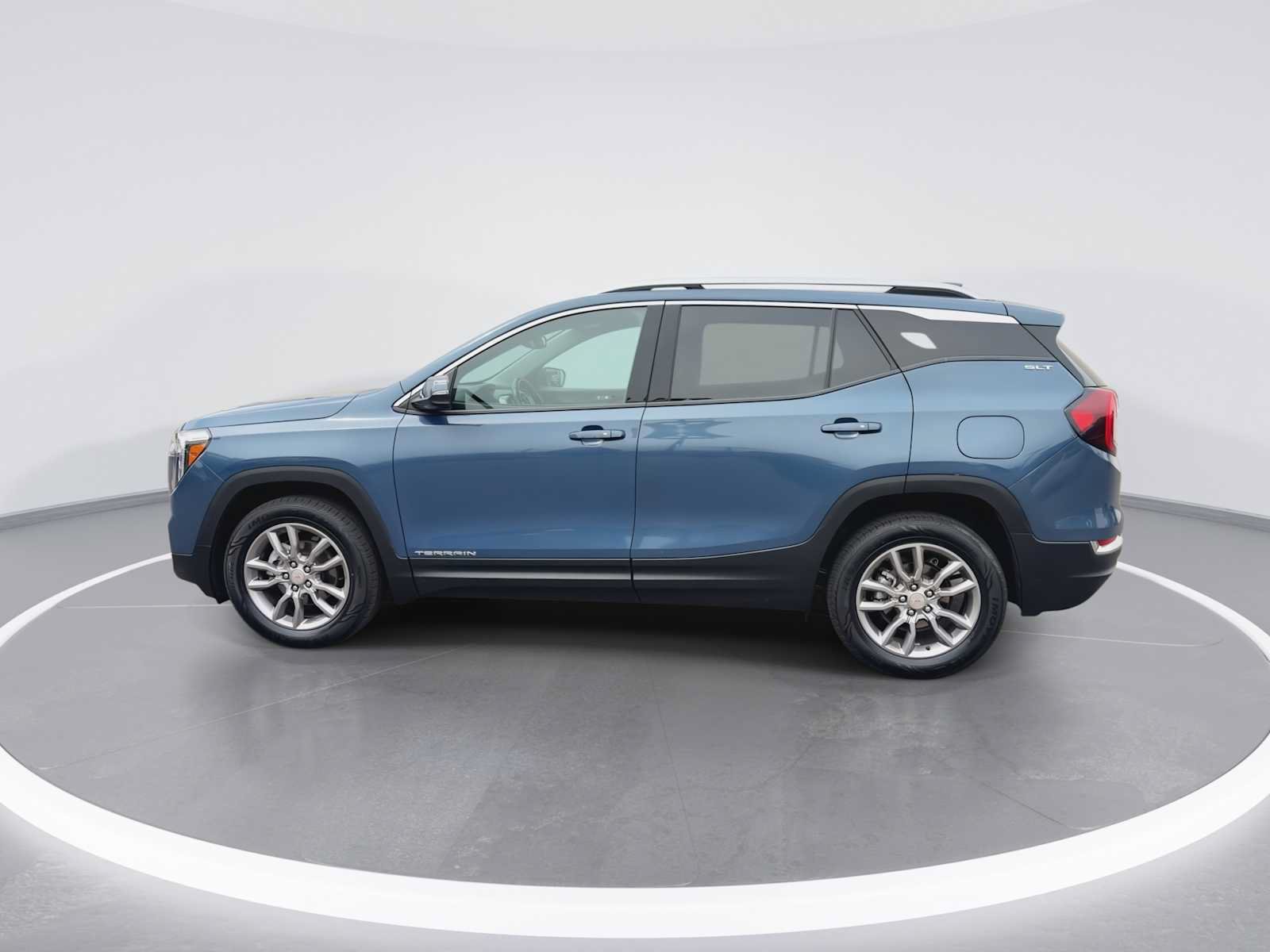 Used 2024 GMC Terrain SLT AWD/4WD image 5